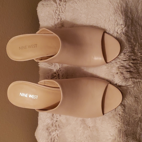 Nine West Ladies heels 4 inches color off White. Open toes. - Picture 4 of 4